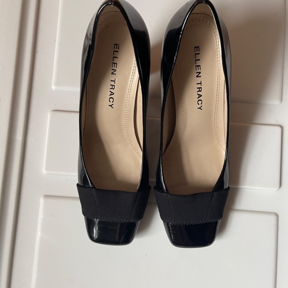 Black patent leather pumps with fabric inset - Picture 6 of 10